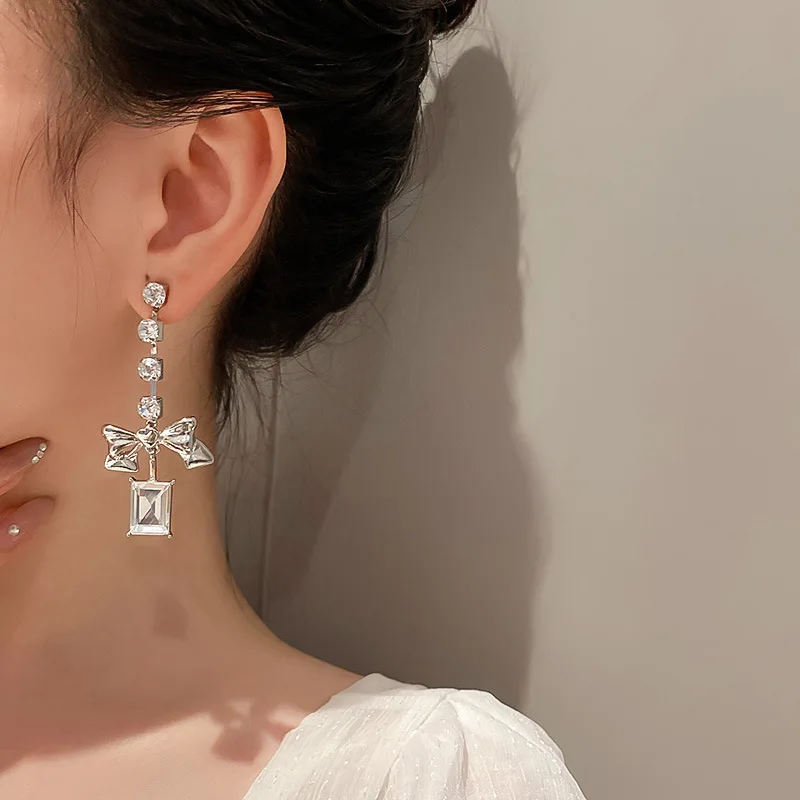 Elegant Ladies Jewelry Shiny Diamond Bowknot Dangle Earring 925 Silver Post Crystal Rhinestone Bowknot Pendant Earring
Elegant Ladies Jewelry Shiny Diamond Bowknot Dangle Earring 925 Silver Post Crystal Rhinestone Bowknot Pendant Earring