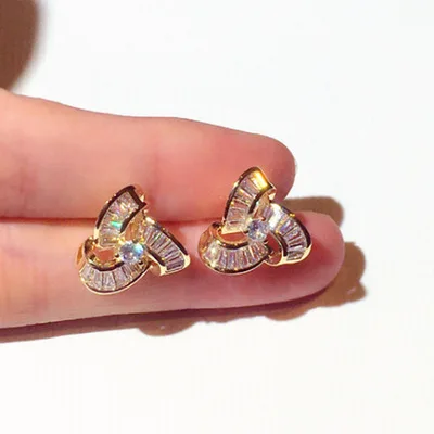 Mini Fashion Design 925 Sterling Silver Needle Shiny CZ Geometric Triangle Earrings Crystal Knotted Stud Earrings For Women
Mini Fashion Design 925 Sterling Silver Needle Shiny CZ Geometric Triangle Earrings Crystal Knotted Stud Earrings For Women