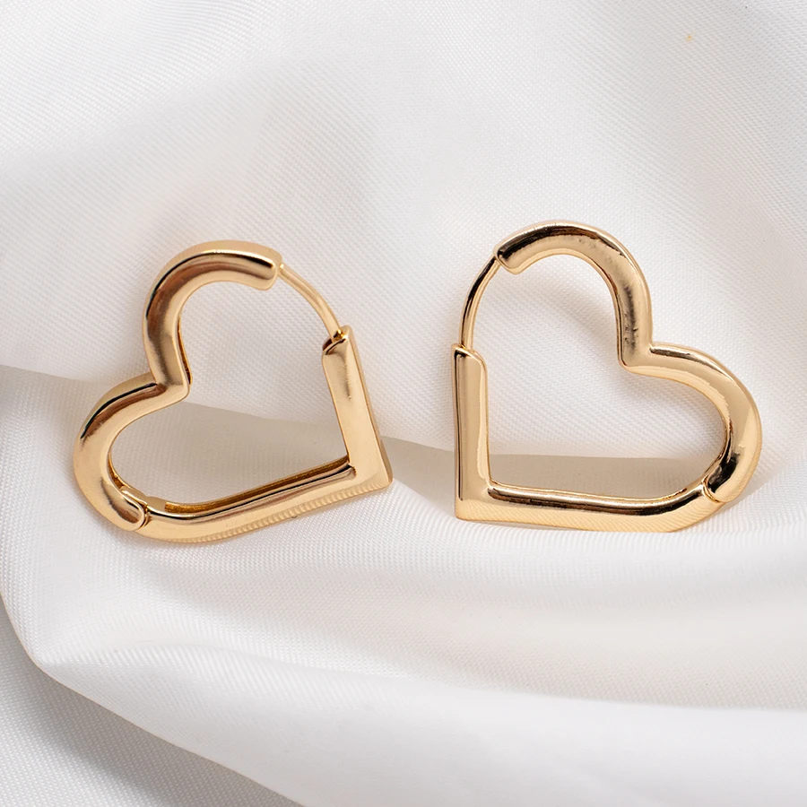 Gold-plated romantic gold big personality luxury ladies embracing heart-shaped hoop earrings
Gold-plated romantic gold big personality luxury ladies embracing heart-shaped hoop earrings