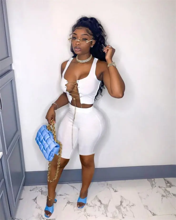 Hot Sale Sleeveless Chain Crop Top Pants Women Summer White Two Piece Short Pants Set Outfit
Hot Sale Sleeveless Chain Crop Top Pants Women Summer White Two Piece Short Pants Set Outfit