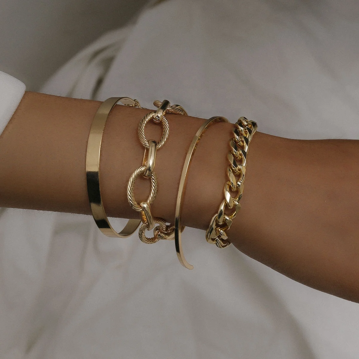 4Pcs/Set Hip Hop Bracelets Bangles Punk Metal Twisted Rope Chain Bracelet Gift High Quality Exquisite New Fashion Jewelry, Customized color
4Pcs/Set Hip Hop Bracelets Bangles Punk Metal Twisted Rope Chain Bracelet Gift High Quality Exquisite New Fashion Jewelry, Customized color