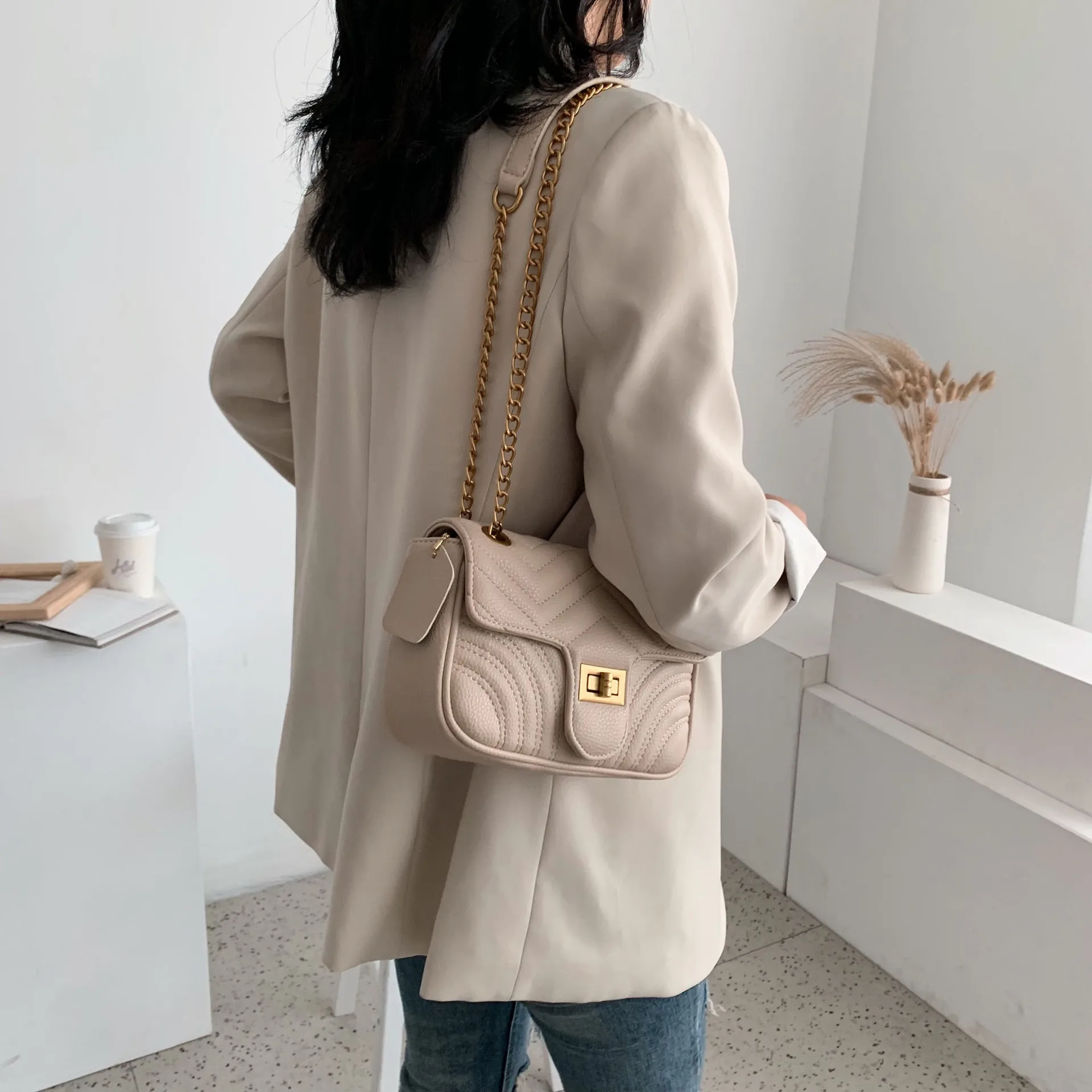 Hot sale women hand bags 2021 new trendy luxury handbags chain solid colors simple shoulder bag crossbody bag
Hot sale women hand bags 2021 new trendy luxury handbags chain solid colors simple shoulder bag crossbody bag