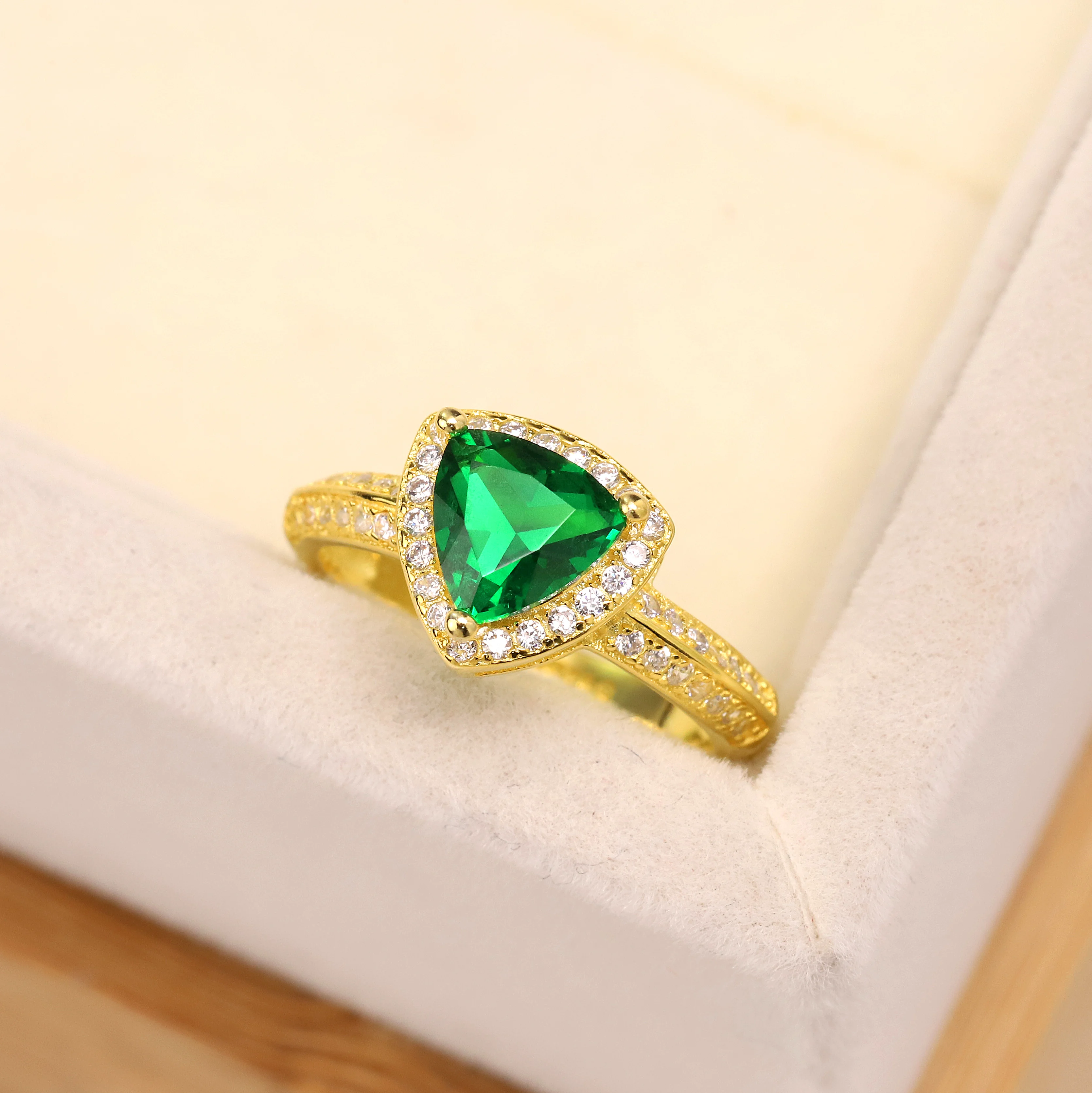 Best selling Europe and the United States S925 silver plated gold wedding ring zircon Lady Green Triangle crystal jewelry
Best selling Europe and the United States S925 silver plated gold wedding ring zircon Lady Green Triangle crystal jewelry
