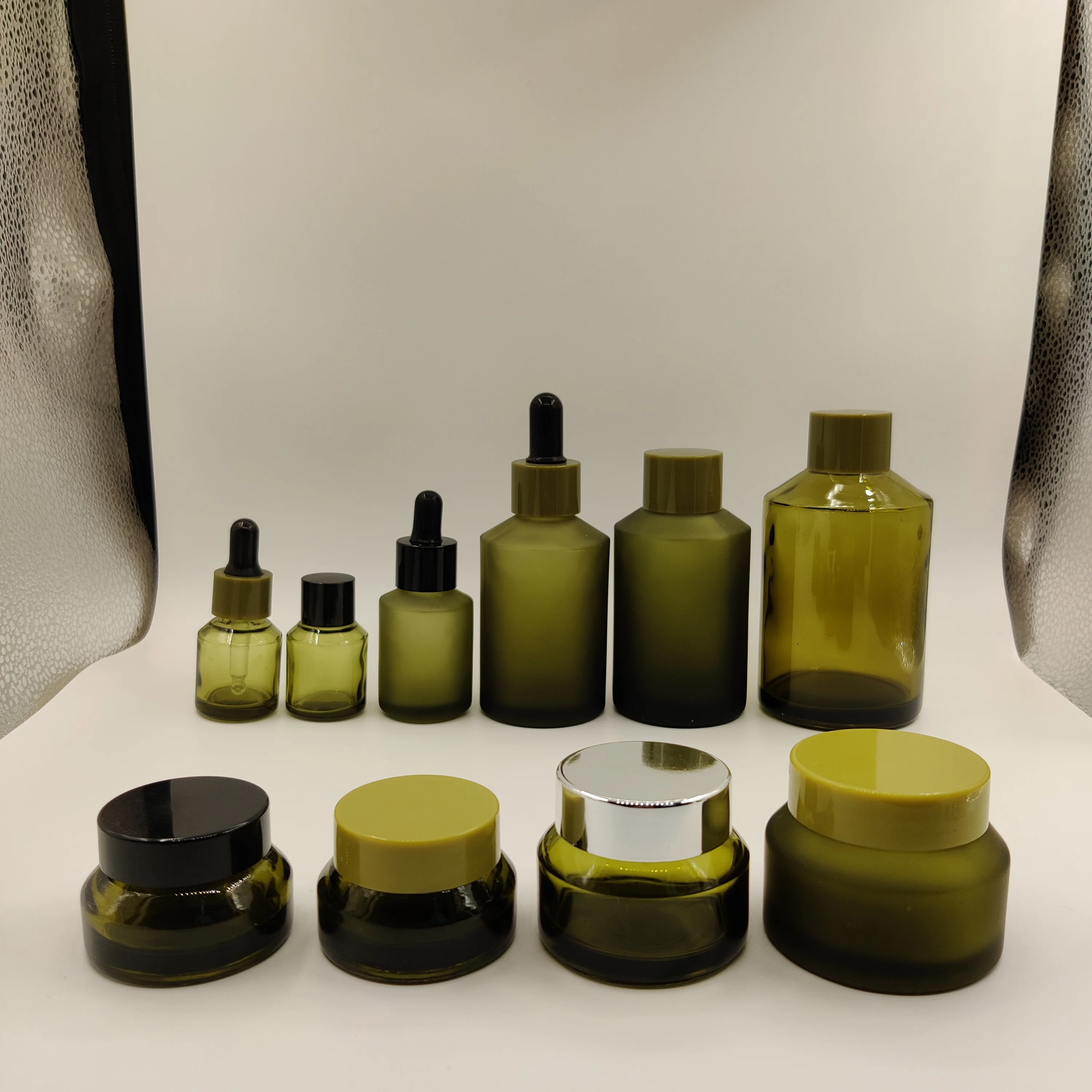 Factory hot sell cosmetic olive green slant shoulder glass lotion bottle with back pump and dropper
Factory hot sell cosmetic olive green slant shoulder glass lotion bottle with back pump and dropper