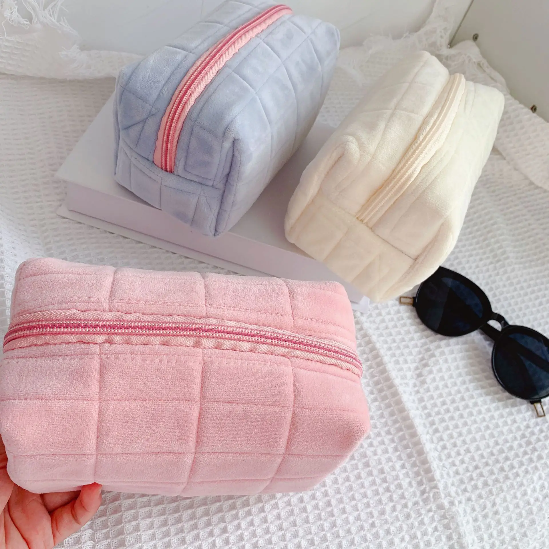 Fashionable Cute Professional Plush Cosmetic Bag Set Pouch Makeup Brushes Bags With Smooth Zipper
Fashionable Cute Professional Plush Cosmetic Bag Set Pouch Makeup Brushes Bags With Smooth Zipper