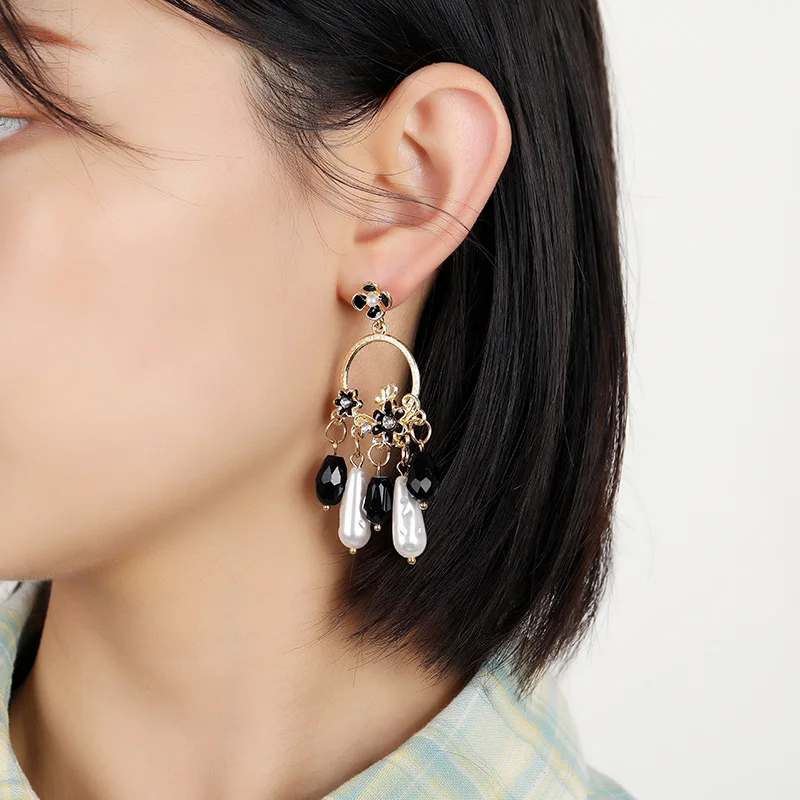 Trendy diamond earrings long style yellow black flower pendant white pearl crystal stud earring
Trendy diamond earrings long style yellow black flower pendant white pearl crystal stud earring