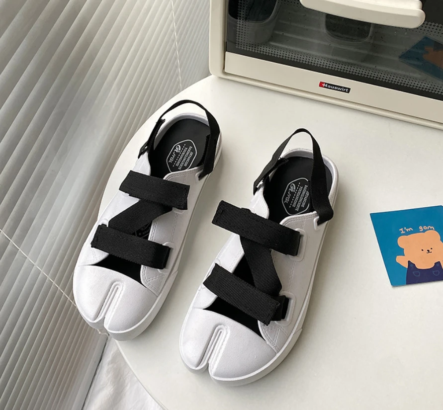 2021 Vietnam sandals trend men's sandals summer outdoor slipper lovers fashion beach shoes 
2021 Vietnam sandals trend men's sandals summer outdoor slipper lovers fashion beach shoes