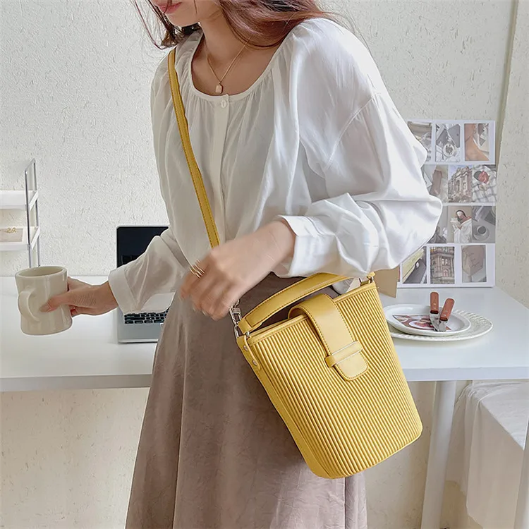 Autumn winter new leather handbag women fashion handbag PU shoulder crossbody bag pleated striped bucket bag
Autumn winter new leather handbag women fashion handbag PU shoulder crossbody bag pleated striped bucket bag