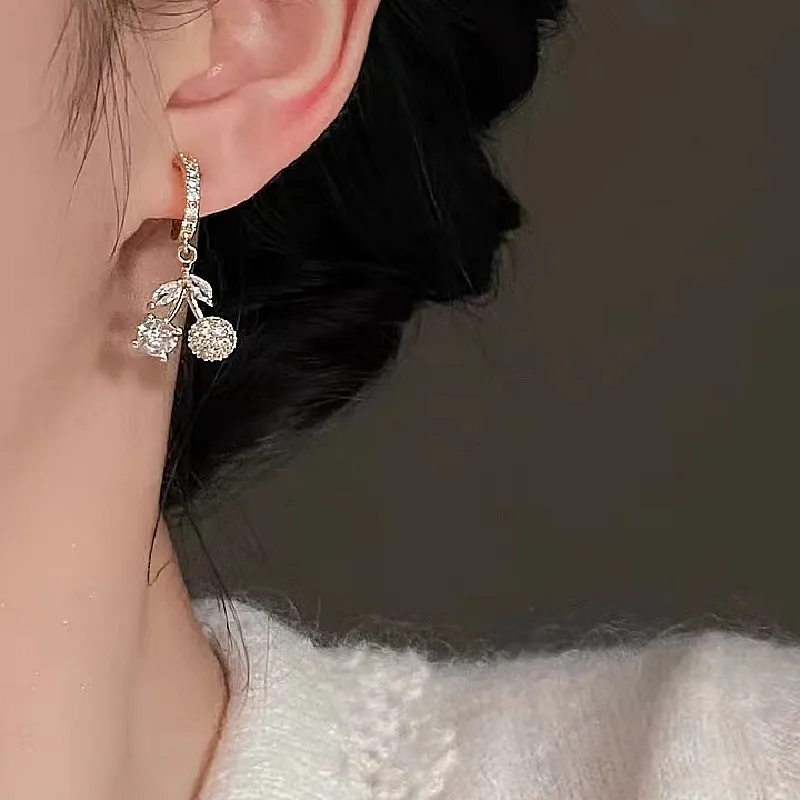 Light Luxury Water Diamond Cherry Pendant Earrings Women's Autumn and Winter Fashion Earrings Trend 2023
Light Luxury Water Diamond Cherry Pendant Earrings Women's Autumn and Winter Fashion Earrings Trend 2023