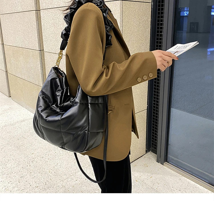2021 Autumn And Winter Soft Large Capacity Underarm Shoulder Tote Bag Envelope Waterproof Fabric Handbag
2021 Autumn And Winter Soft Large Capacity Underarm Shoulder Tote Bag Envelope Waterproof Fabric Handbag