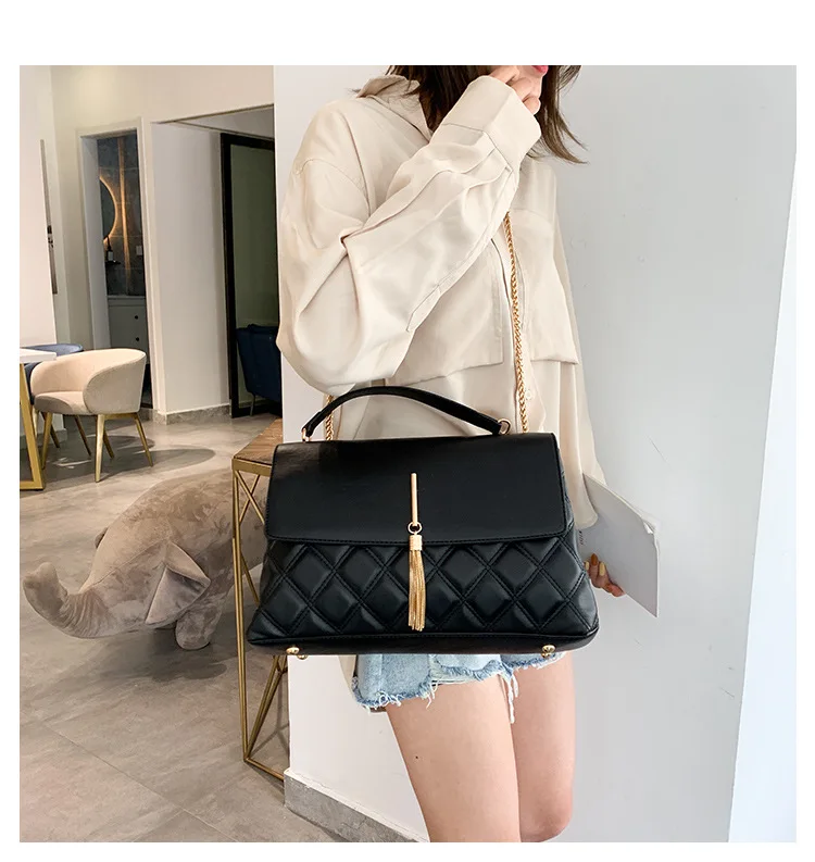 Customized 2021 new Korean single shoulder messenger fashion rhombus chain big tassel bag large capacity tote handbags, Black white green
Customized 2021 new Korean single shoulder messenger fashion rhombus chain big tassel bag large capacity tote handbags, Black white green