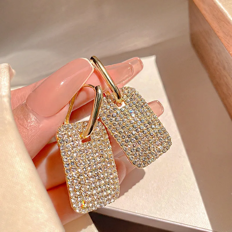 Hot Sale Bling Diamond Square Shape Geometric Hoop Earrings 18K Gold Plated Glitter Rhinestone Rectangle Pendant Huggie Earring
Hot Sale Bling Diamond Square Shape Geometric Hoop Earrings 18K Gold Plated Glitter Rhinestone Rectangle Pendant Huggie Earring