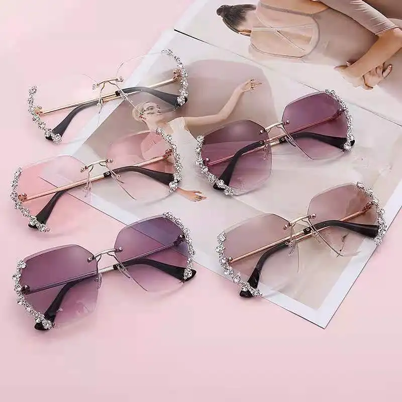 2021 Cut Edge Oversize Luxury Rhinestone Sunglasses Sun Glasses Women Diamond Sunglasses Female Ladies Custom Sun Glasses, 5colors 
2021 Cut Edge Oversize Luxury Rhinestone Sunglasses Sun Glasses Women Diamond Sunglasses Female Ladies Custom Sun Glasses, 5colors