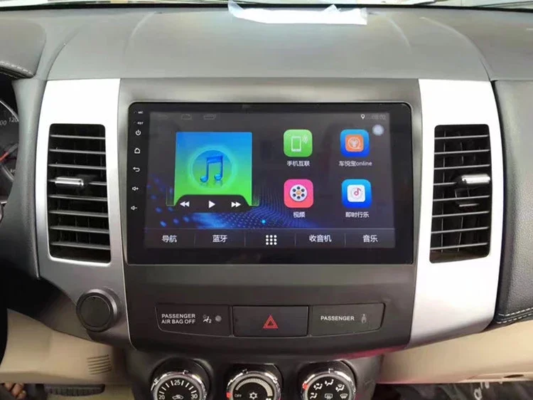 Outlander Navigation radio.jpg