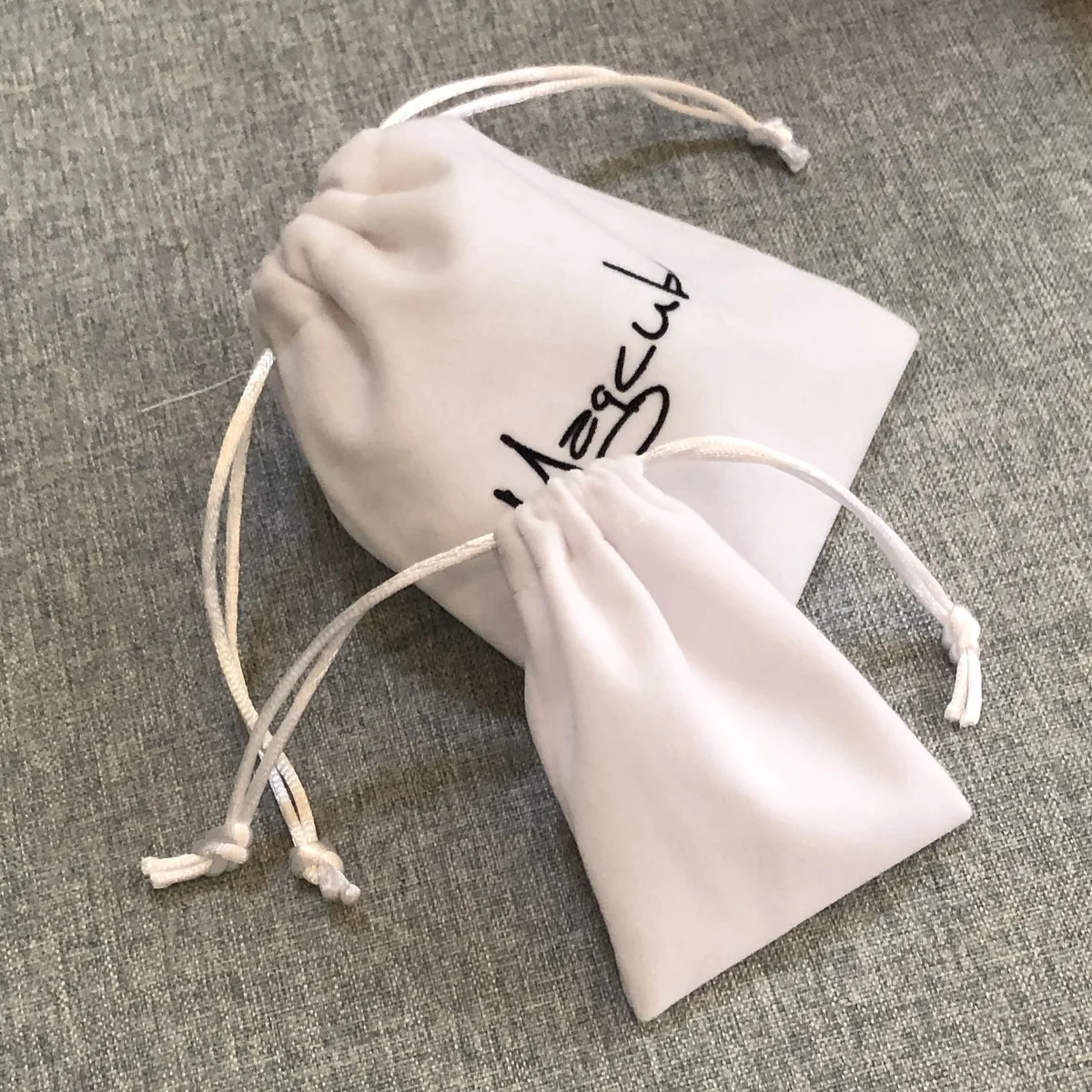 Small white satin silk bag eyelashes packaging pouch for ladies cosmetics, Custom color
Small white satin silk bag eyelashes packaging pouch for ladies cosmetics, Custom color
