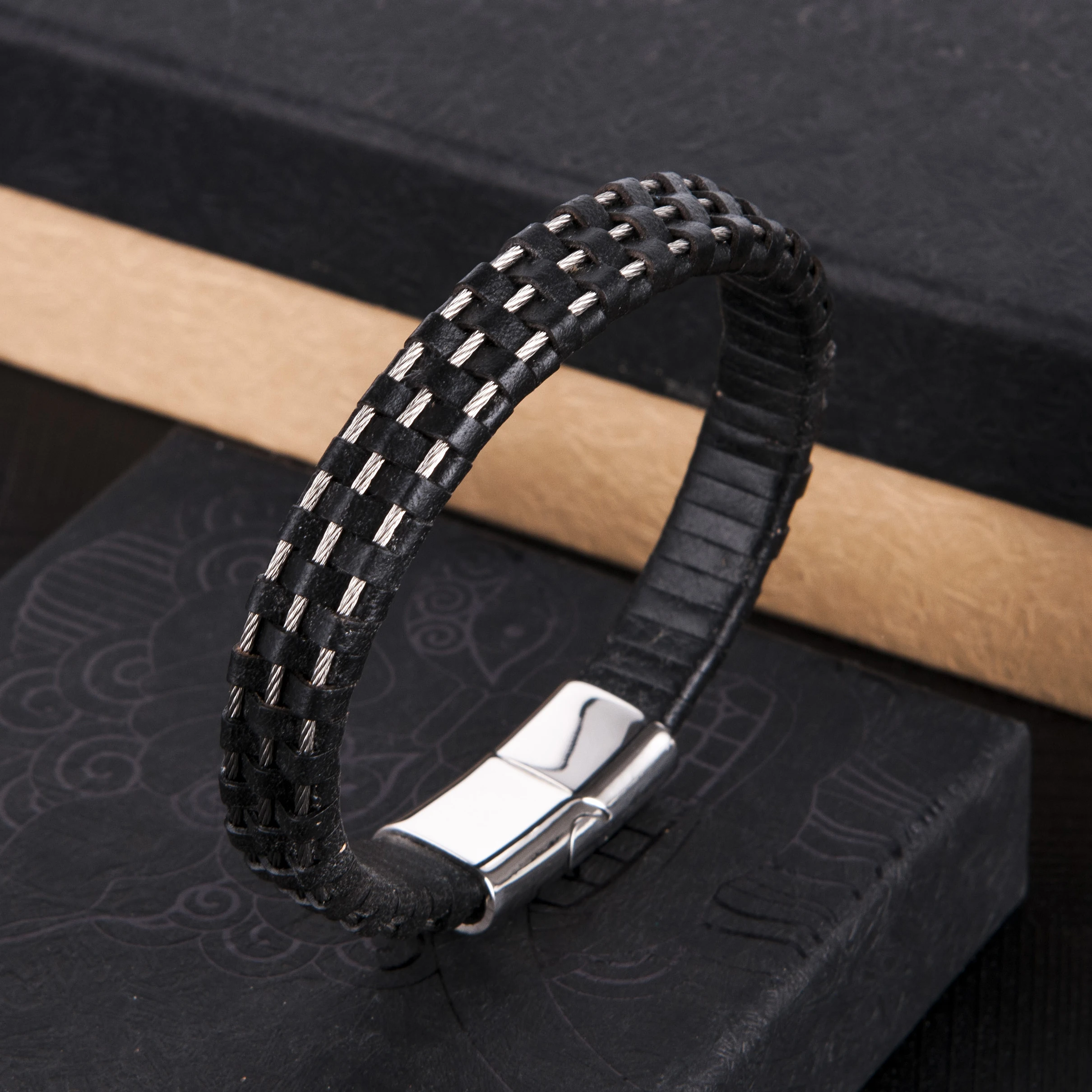 Designer Luxury Jewelry Custom Engraved Logo Handmade Stainless Steel Braided Leather Magnetic Buckle Leather Bracelet For Men
Designer Luxury Jewelry Custom Engraved Logo Handmade Stainless Steel Braided Leather Magnetic Buckle Leather Bracelet For Men