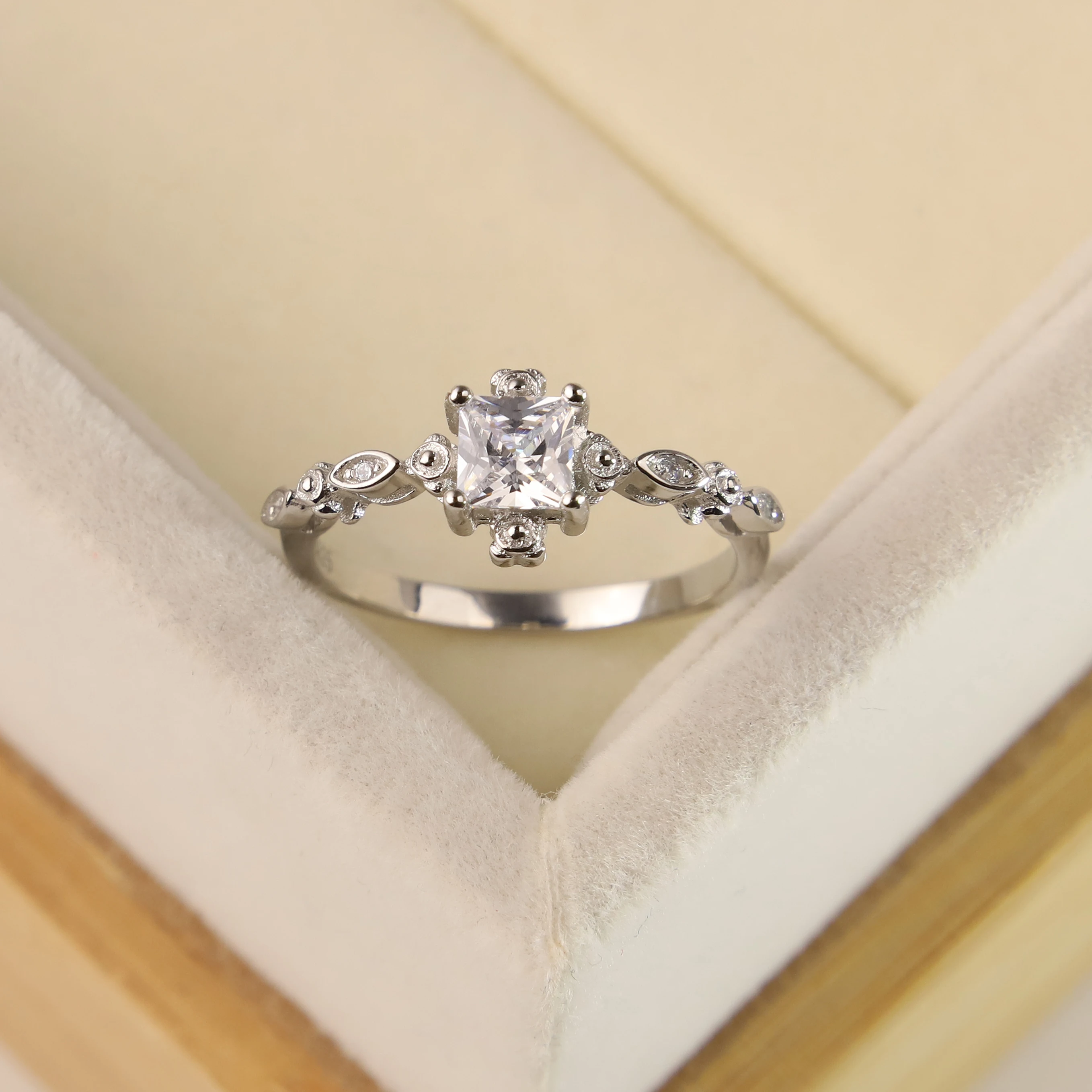 European and American new small fresh square ring S925 Silver Ring fashion wedding ring
European and American new small fresh square ring S925 Silver Ring fashion wedding ring