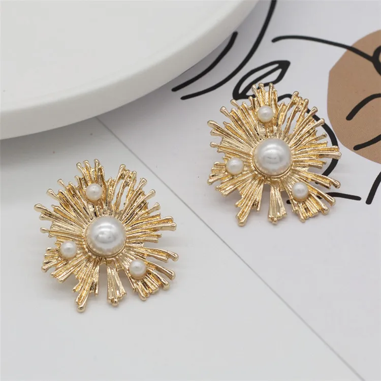 925 Silver Needle Golden Pearl Earrings Retro Hong Kong Style Exaggerated Large Earrings Net Red Temperament Female Earrings, Picture shows
925 Silver Needle Golden Pearl Earrings Retro Hong Kong Style Exaggerated Large Earrings Net Red Temperament Female Earrings, Picture shows