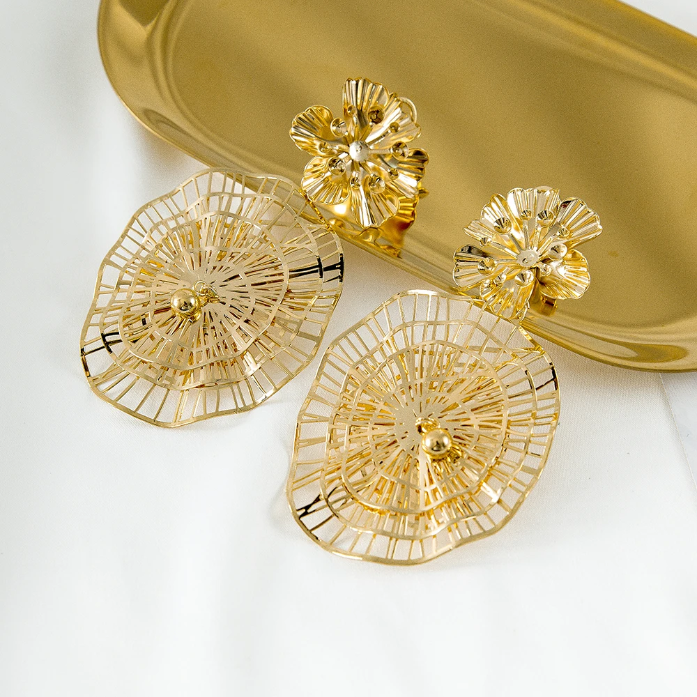 SUNNICE 2021 Best Sell Big Gilded Earrings For Women Fashion Jewelry Flower Hollow out Round Exquisite Earrings
SUNNICE 2021 Best Sell Big Gilded Earrings For Women Fashion Jewelry Flower Hollow out Round Exquisite Earrings