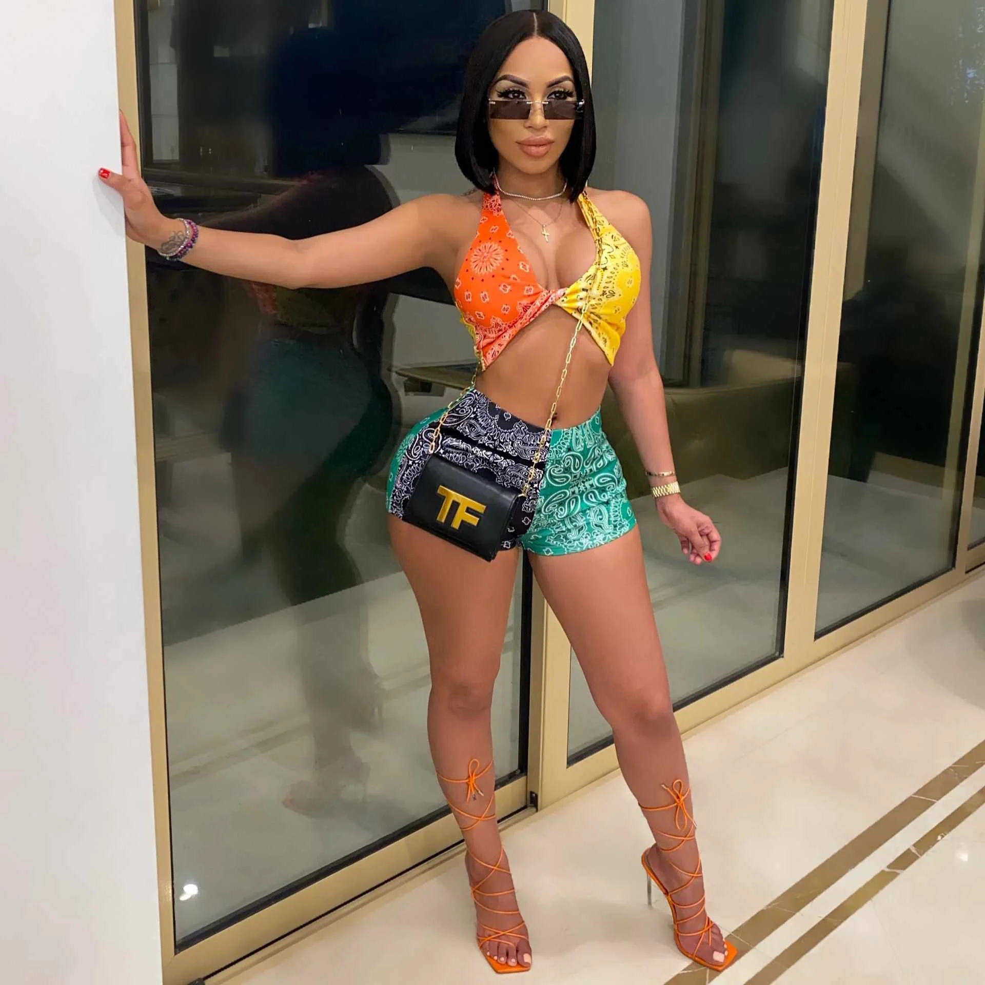 Wholesale lady's two-piece sexy halter short top tight shorts retro printing color stitching suit
Wholesale lady's two-piece sexy halter short top tight shorts retro printing color stitching suit