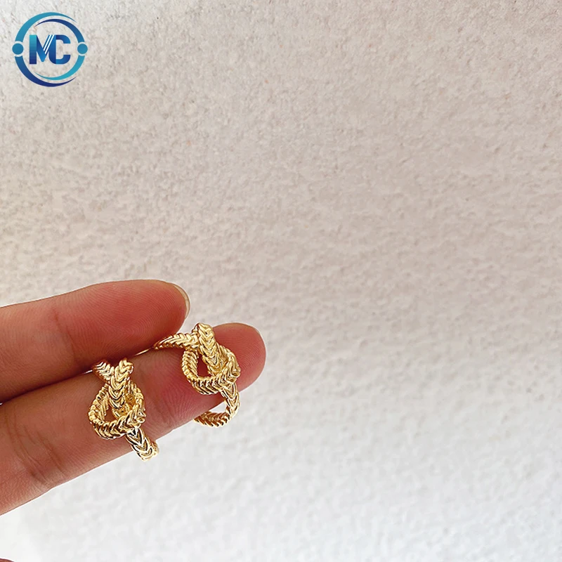 Temperament Vintage Twisted Metal Hoop Earrings Punk Simple Women Big Circle Round Hoop Earring Fashion Party Jewelry
Temperament Vintage Twisted Metal Hoop Earrings Punk Simple Women Big Circle Round Hoop Earring Fashion Party Jewelry