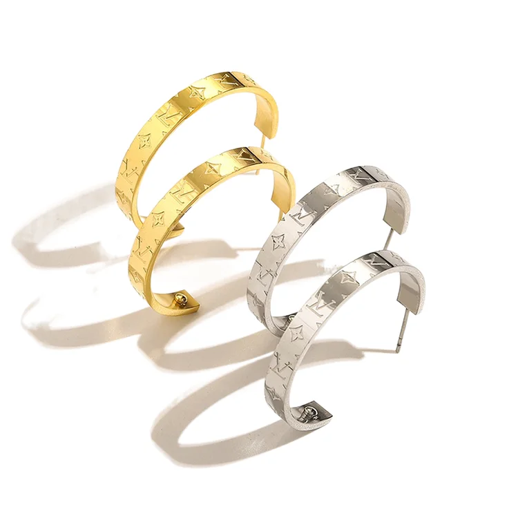 Hot Selling Branded Jewelry Chunky Accessories Big Hoop Earrings With Four Leaf Clover Printing
Hot Selling Branded Jewelry Chunky Accessories Big Hoop Earrings With Four Leaf Clover Printing
