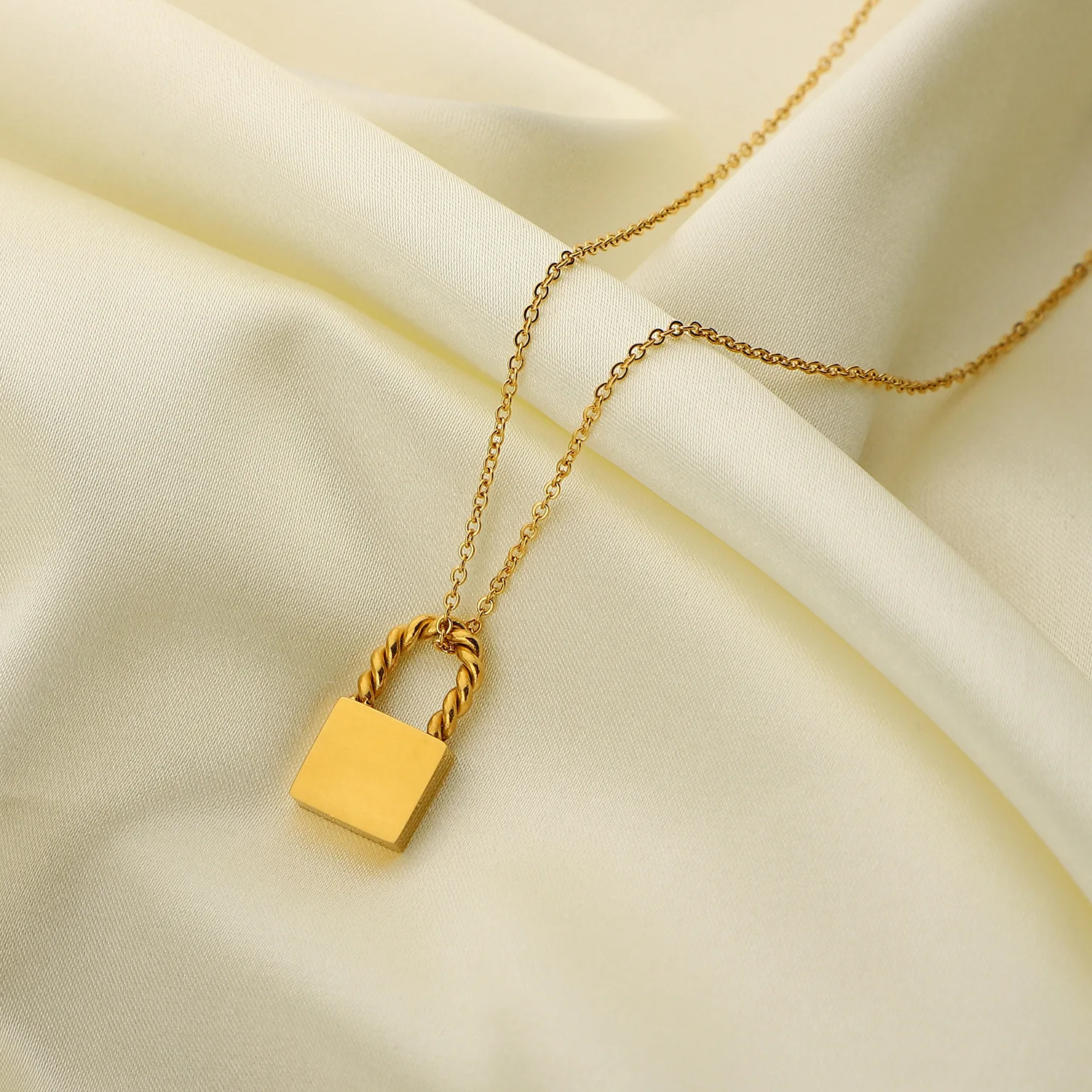 Ins Hotsale Gift Minimalist Jewelry Padlock Pendant 18K Gold Plated Stainless Steel Lock Pendant Necklace
Ins Hotsale Gift Minimalist Jewelry Padlock Pendant 18K Gold Plated Stainless Steel Lock Pendant Necklace