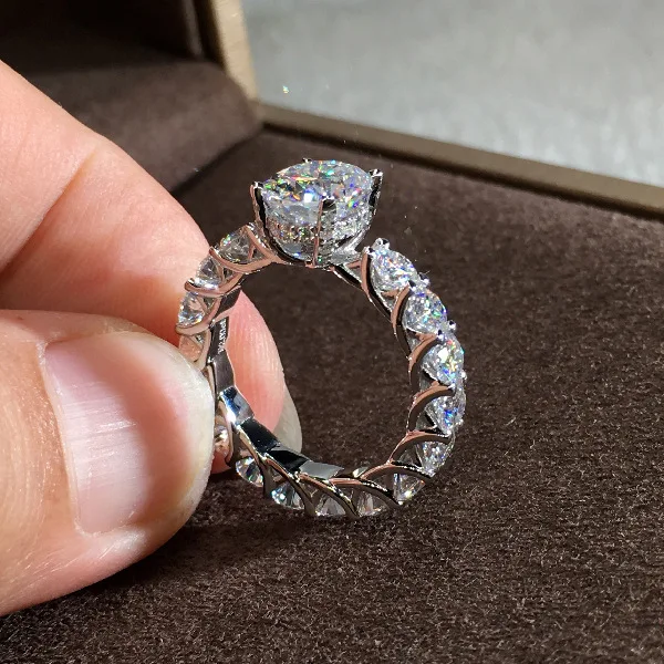 Ruigang European Women Copper White Gold Full Round Cut Diamond Wedding Ring Moissanite Engagement Rings for Anniversary gift
Ruigang European Women Copper White Gold Full Round Cut Diamond Wedding Ring Moissanite Engagement Rings for Anniversary gift