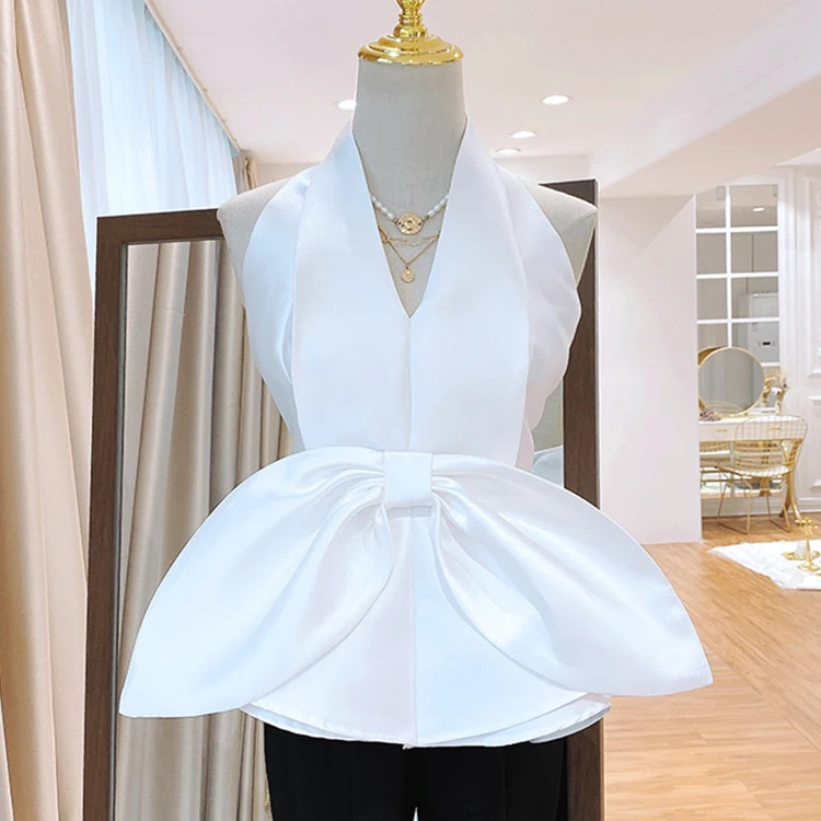 French Retro Deep V Satin Neck Hanging Blouse 2021 Spring And Summer New Minority Blouse Backless Sleeveless Shirt
French Retro Deep V Satin Neck Hanging Blouse 2021 Spring And Summer New Minority Blouse Backless Sleeveless Shirt