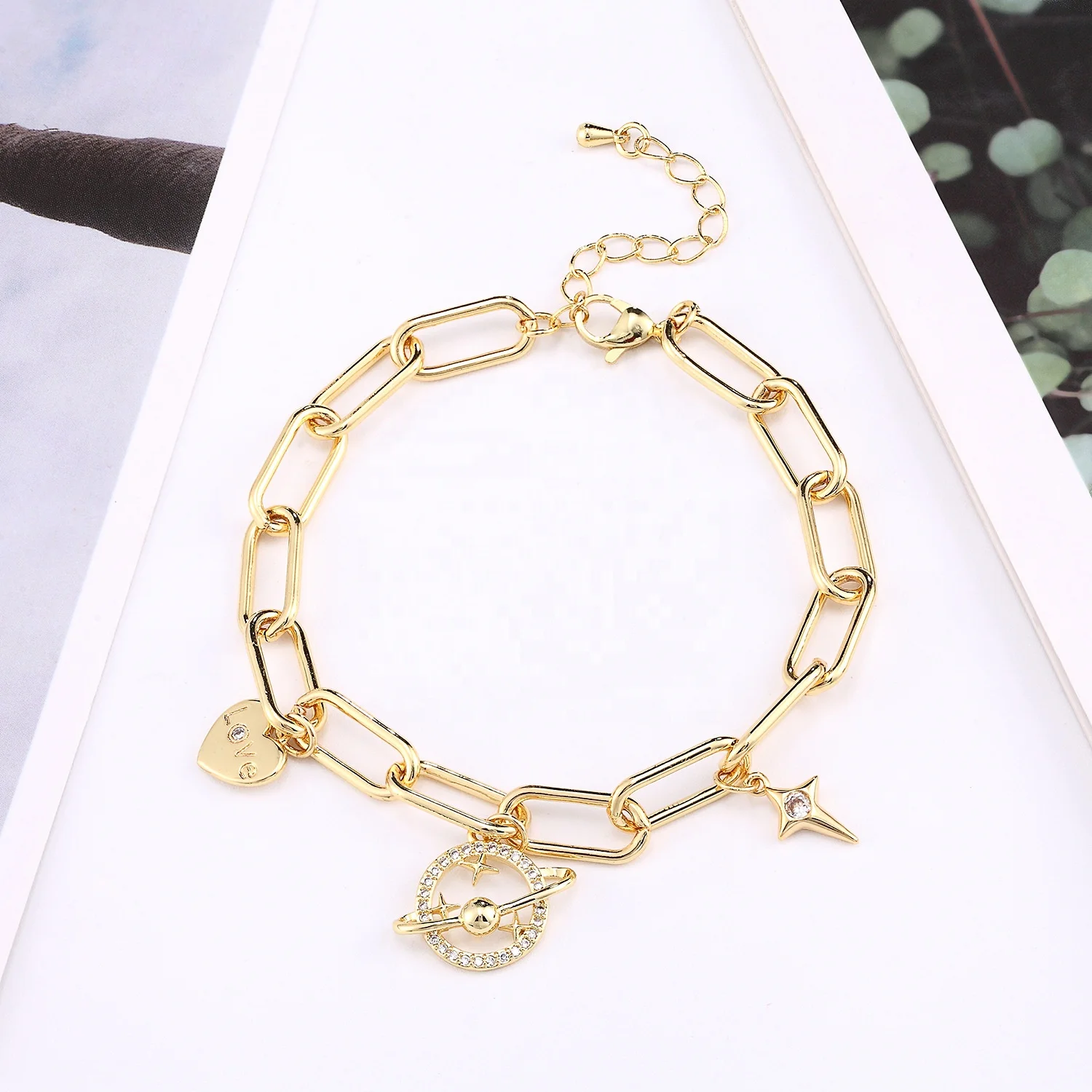 Wholesale High Quality Designer Real Gold Plating Chunky Diamond Ladies Hand Bracelets
Wholesale High Quality Designer Real Gold Plating Chunky Diamond Ladies Hand Bracelets