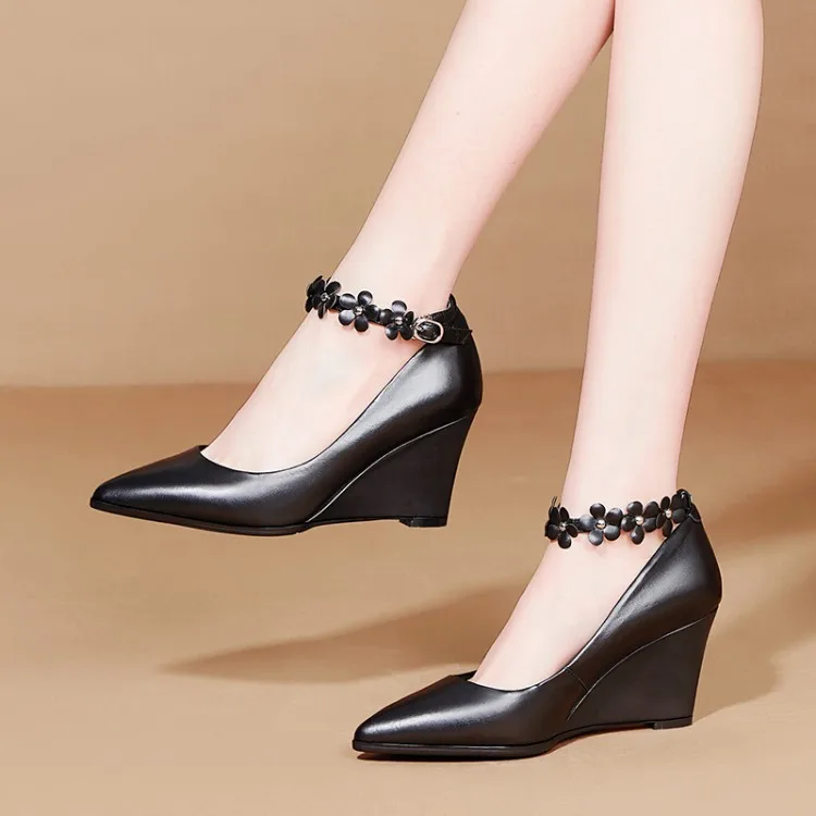 Spring And Autumn New Style Flower One Word Buckle Shallow Mouth Women Wedge Sandals, Black and beige
Spring And Autumn New Style Flower One Word Buckle Shallow Mouth Women Wedge Sandals, Black and beige