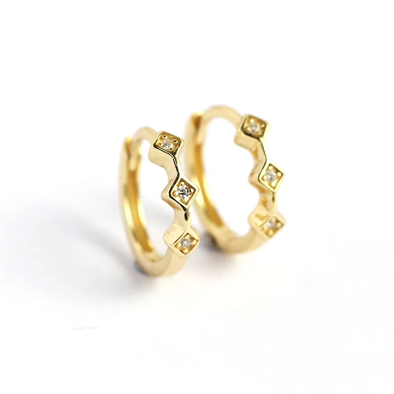 18k Gold Plated Small Circle Huggie Earrings 925 Sterling Silver Square Zircon Huggie Hoop Earrings
18k Gold Plated Small Circle Huggie Earrings 925 Sterling Silver Square Zircon Huggie Hoop Earrings