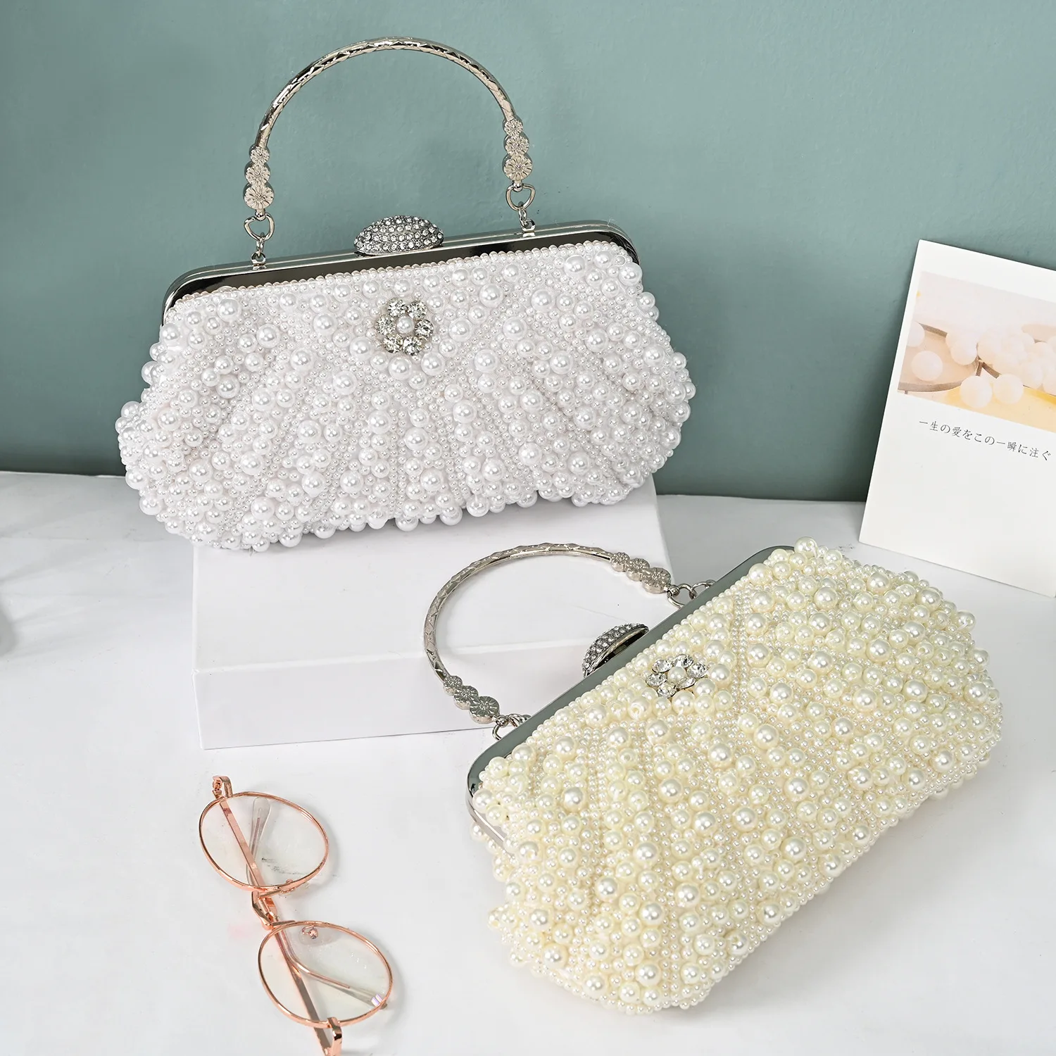 Vintage temperament dinner bag fashion trend elements female hand carry bag girl party pearl bag
Vintage temperament dinner bag fashion trend elements female hand carry bag girl party pearl bag