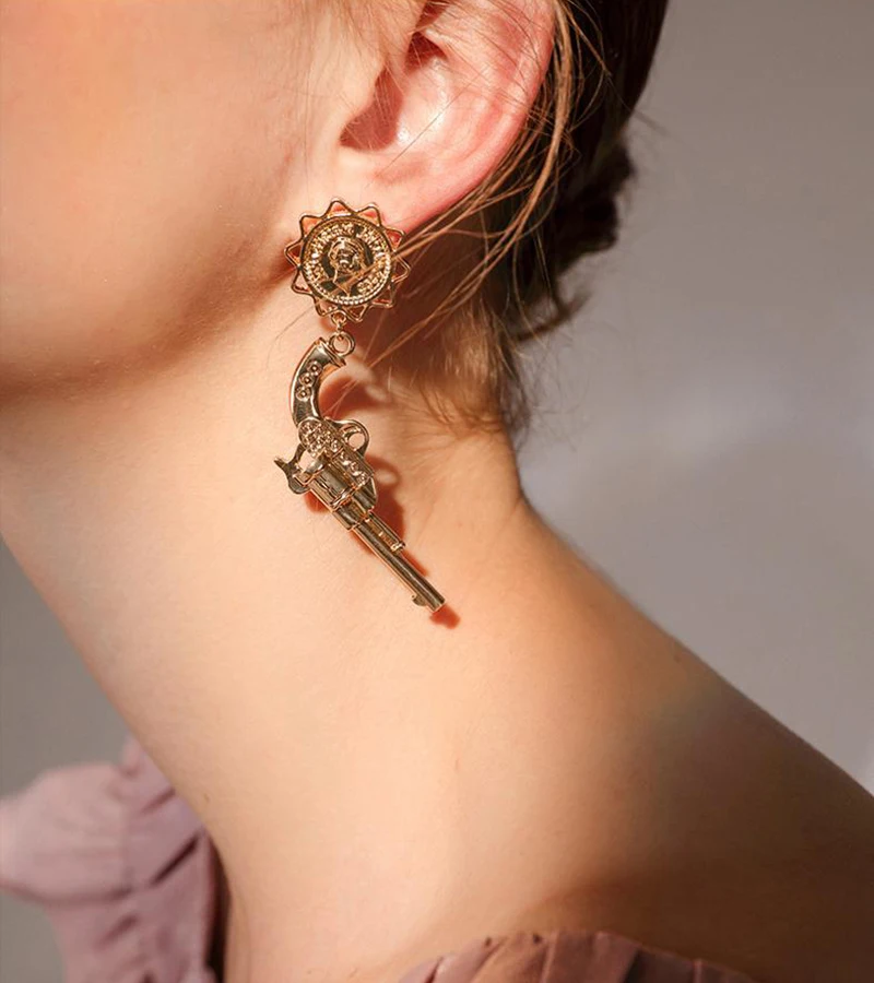 European Minimalist Personality Pistol Drop Earrings Fashion Creative Matte Gold Plated Pistol Dangle Earrings for Women
European Minimalist Personality Pistol Drop Earrings Fashion Creative Matte Gold Plated Pistol Dangle Earrings for Women