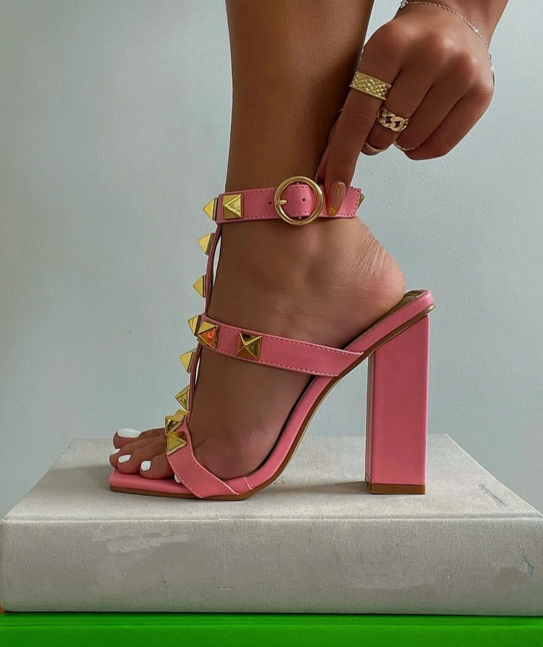 Deleventh shoes sexy high heels block-heel square toe sandals open-toe rivet women shoes
Deleventh shoes sexy high heels block-heel square toe sandals open-toe rivet women shoes