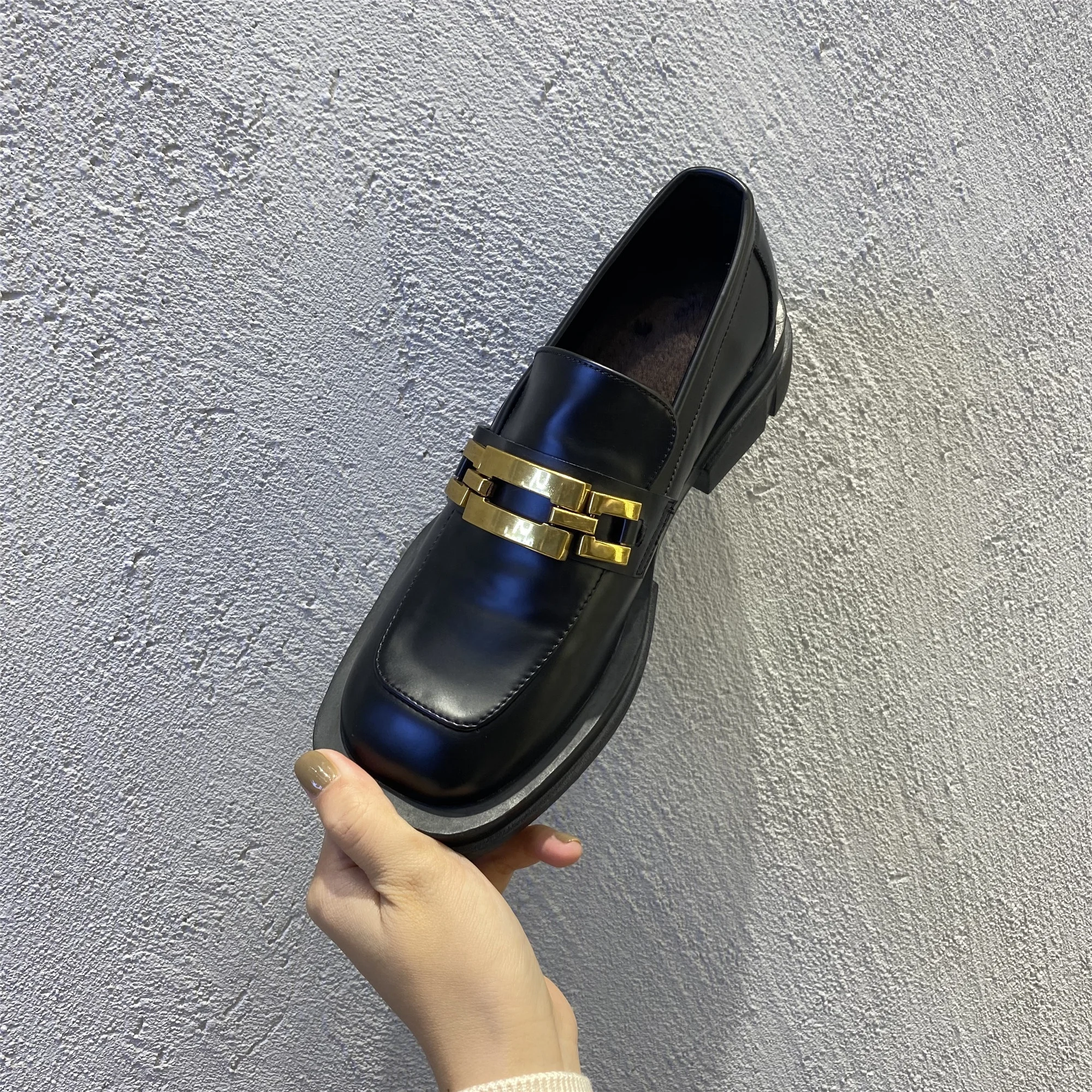 114103 Deleventh women shoes 2022 lady chunky thick heel British style metal buckle square head designer heels lady flat shoes
114103 Deleventh women shoes 2022 lady chunky thick heel British style metal buckle square head designer heels lady flat shoes