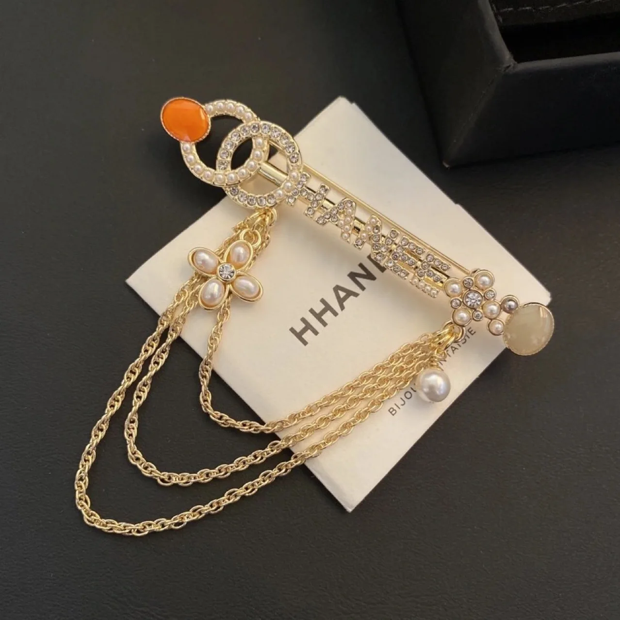 High-quality C letter brooch 2021 new tassel chain brooch designer jewelry women's coat accessories
High-quality C letter brooch 2021 new tassel chain brooch designer jewelry women's coat accessories