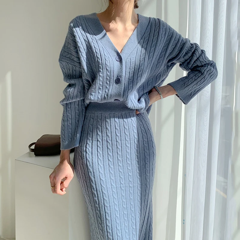 Autumn and Winter Temperament V-neck Knitted Cardigan Sweater Solid Color High Waist Fashion Skirt 2022 New Women's Sets
Autumn and Winter Temperament V-neck Knitted Cardigan Sweater Solid Color High Waist Fashion Skirt 2022 New Women's Sets