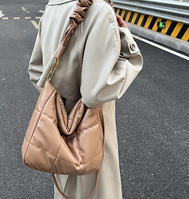 Ladies PU Large Shoulder Purses Women Handbags Luxury Hand Bags Girl Fall Winter Designer Fashion Puffer quilted Tote Bag
Ladies PU Large Shoulder Purses Women Handbags Luxury Hand Bags Girl Fall Winter Designer Fashion Puffer quilted Tote Bag
