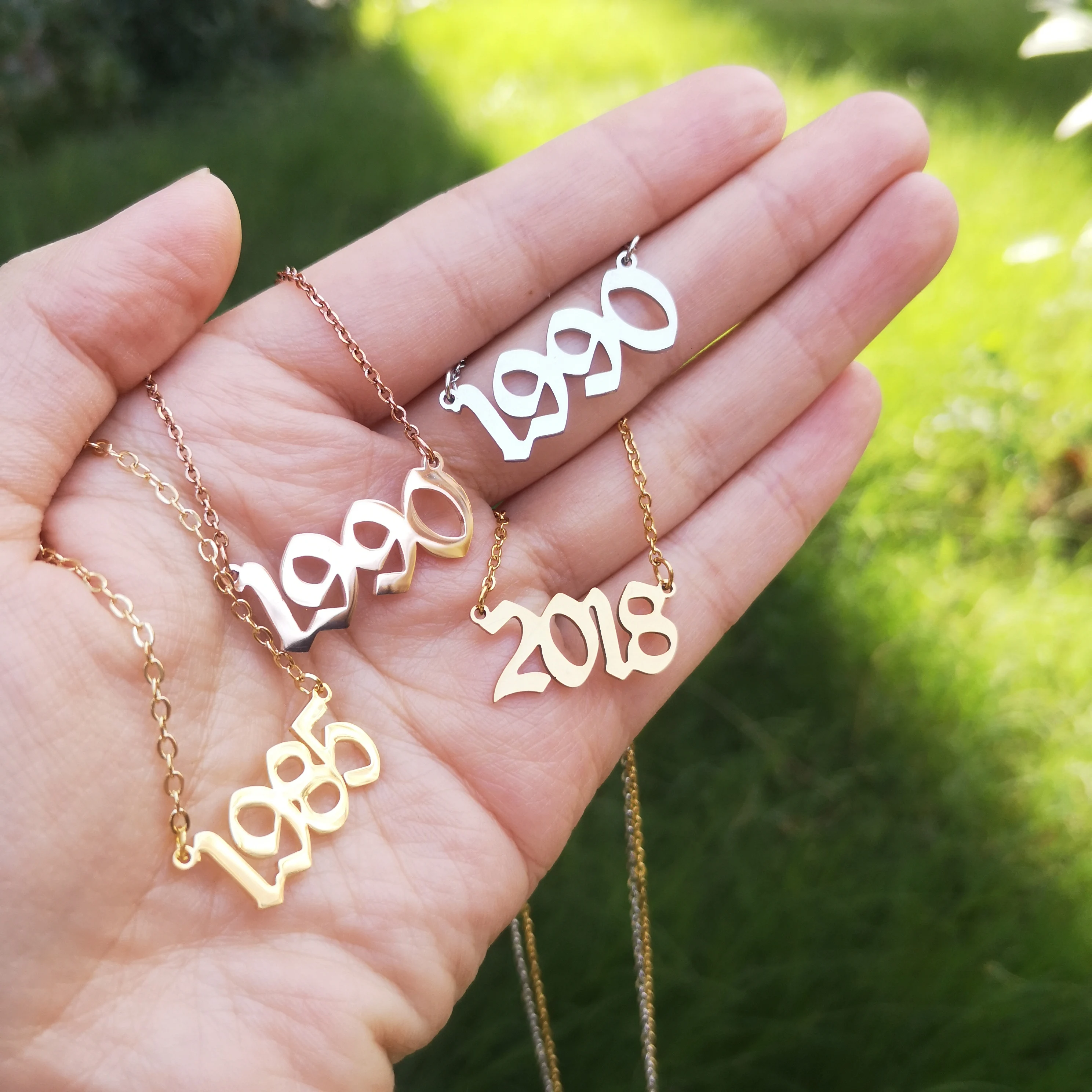 Jialin jewelry ins Custom Wholesale Personalized Gold Plated Number Pendant Necklace Birth Year Necklace 
Jialin jewelry ins Custom Wholesale Personalized Gold Plated Number Pendant Necklace Birth Year Necklace
