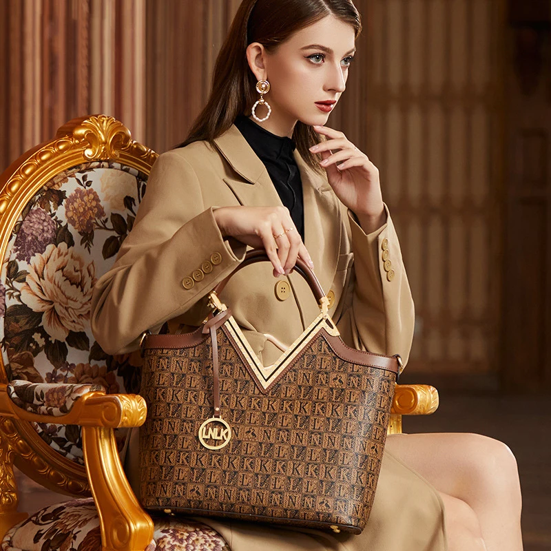 2022 new designer tote bags PVC women hand bags fashion trendy luxury handbags for women famous brands 
2022 new designer tote bags PVC women hand bags fashion trendy luxury handbags for women famous brands