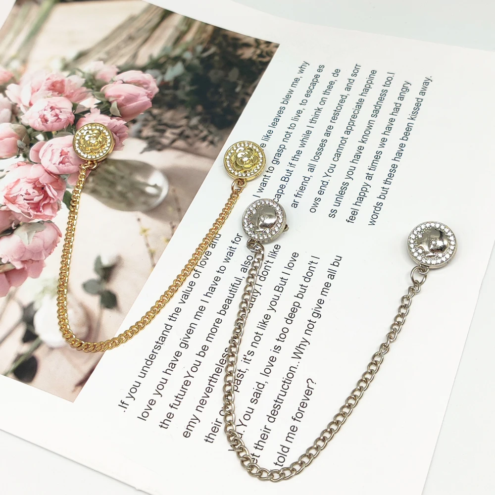 Spot wholesale Fashion Tassel Chain Dress Brooch Accessories Custom Metal Brooches Badges Crystal Brooches
Spot wholesale Fashion Tassel Chain Dress Brooch Accessories Custom Metal Brooches Badges Crystal Brooches