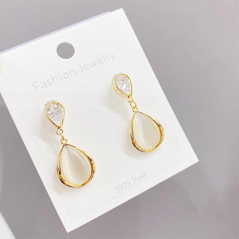 ED61390 Fashion design gold plated brass women jewelry opal water drop pendant earrings
ED61390 Fashion design gold plated brass women jewelry opal water drop pendant earrings