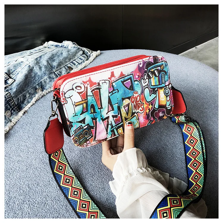 2020 New Shoulder Bag Fashion Trend Creative Wide Shoulder Strap Graffiti Diagonal Bag
2020 New Shoulder Bag Fashion Trend Creative Wide Shoulder Strap Graffiti Diagonal Bag