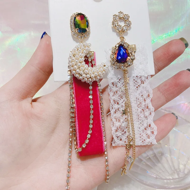 Kaimei Korean version of velvet ribbon gradient super flashing colored diamond water drop large red crystal pearl moon earrings, Many colors fyi
Kaimei Korean version of velvet ribbon gradient super flashing colored diamond water drop large red crystal pearl moon earrings, Many colors fyi