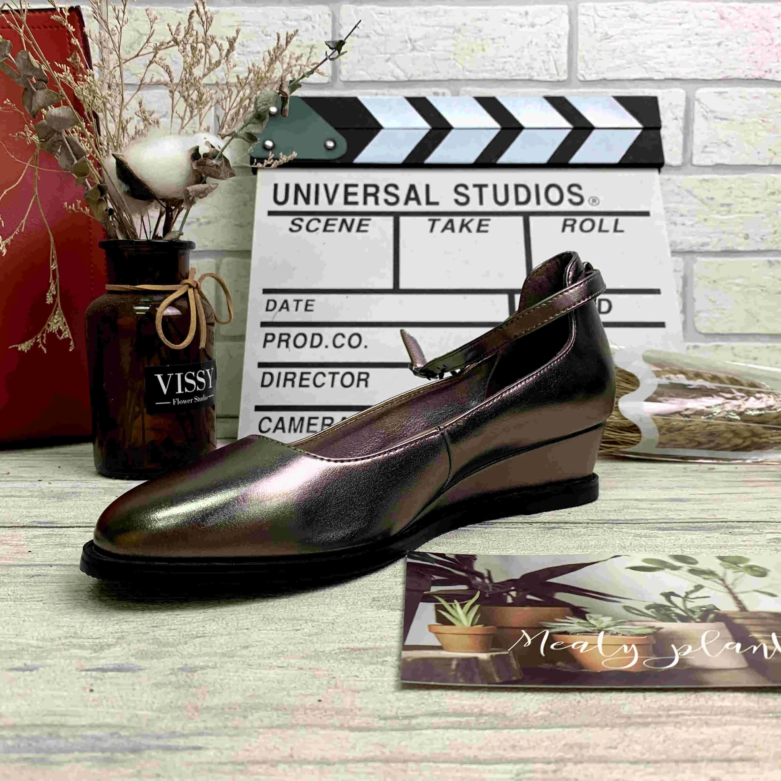 Spring new metal face flat bottom with thick low heel round head buckle style ladies single shoes European style, Brown
Spring new metal face flat bottom with thick low heel round head buckle style ladies single shoes European style, Brown