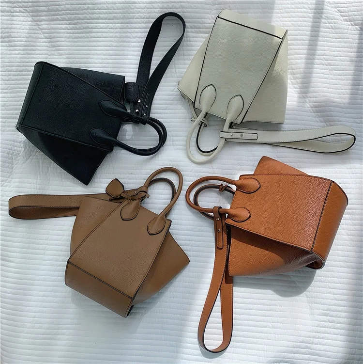 Japanese new soft cross shoulder bag fashion popular hand-held wing bag large capacity creative design bucket bag for women
Japanese new soft cross shoulder bag fashion popular hand-held wing bag large capacity creative design bucket bag for women