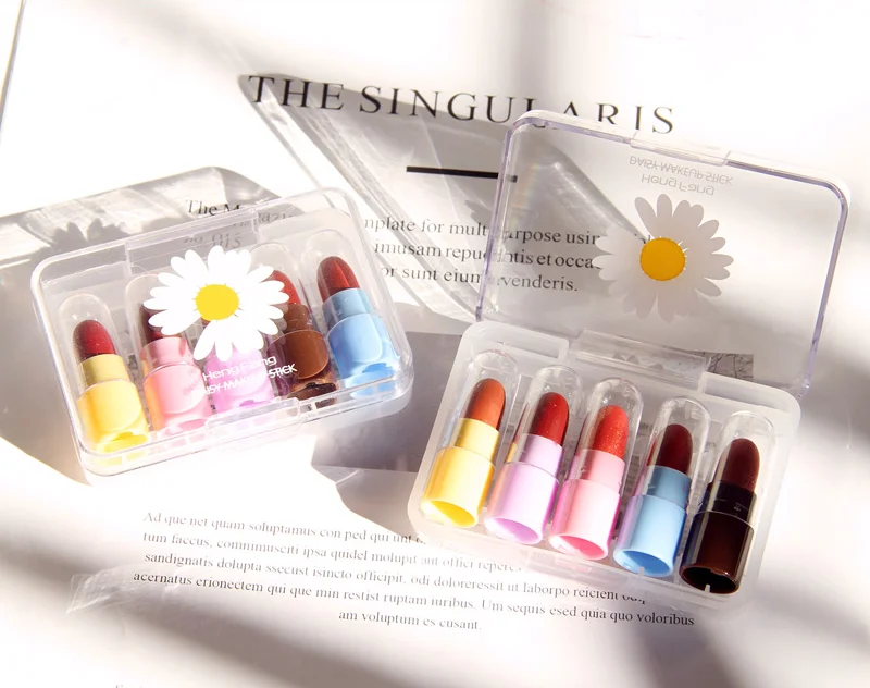 Mini Cute Moisturizing 5 color Small Daisy transparent packaging design Cosmetics lipstick set makeup 
Mini Cute Moisturizing 5 color Small Daisy transparent packaging design Cosmetics lipstick set makeup