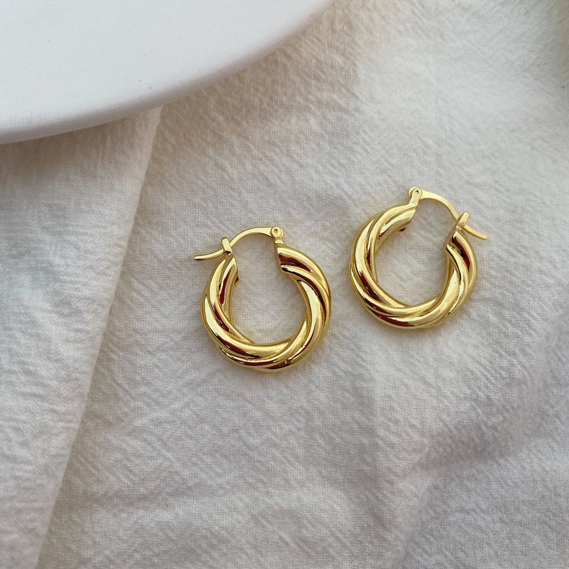 High Quality 18K Gold Plated Twisted Brass Hoop Earring Gold Jewelry Wholesale Twisted Rope Earrings For Women
High Quality 18K Gold Plated Twisted Brass Hoop Earring Gold Jewelry Wholesale Twisted Rope Earrings For Women