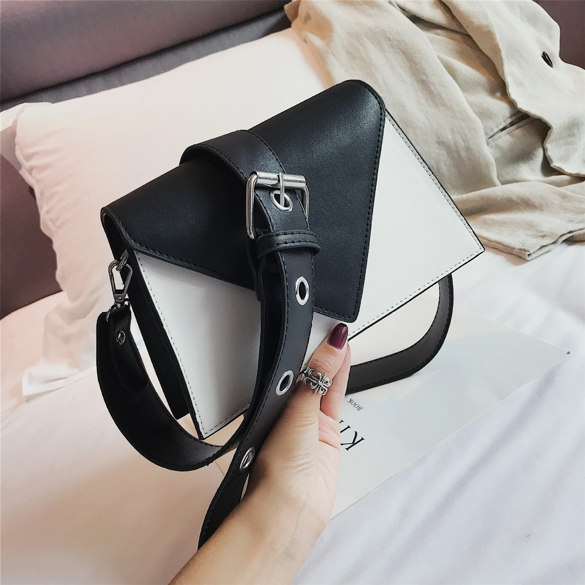 XP1348 Crossbody small bags women 2020 autumn and winter creative models customized Hong Kong style shoulder broadband retro messenger bag
XP1348 Crossbody small bags women 2020 autumn and winter creative models customized Hong Kong style shoulder broadband retro messenger bag